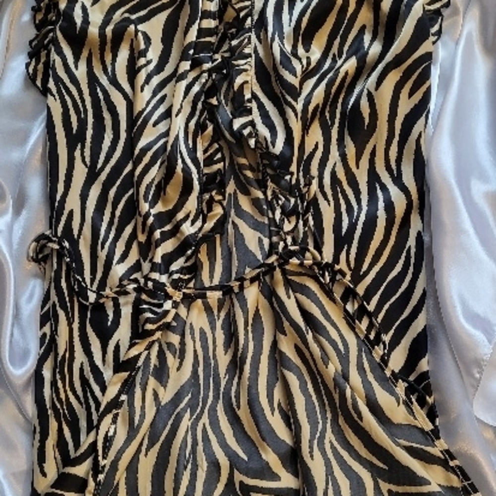 Three piece gold and black lingerie Set (Large) Robe, Cami, Thong Underwear. - Picture 2 of 10